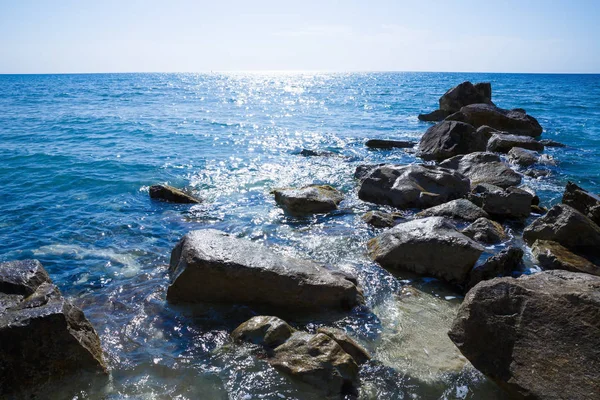 Γαλάζιο Της Μεσογείου Θάλασσας Την Αστραφτερή Επιφάνεια Και Πέτρες Στην — Φωτογραφία Αρχείου
