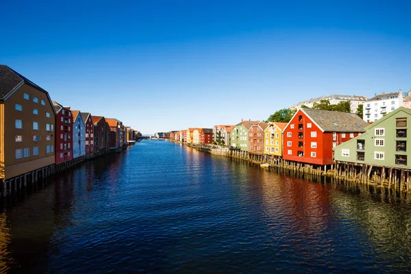 Coloridas Casas Antiguas Terraplén Del Río Nidelva Trondheim Noruega — Foto de Stock