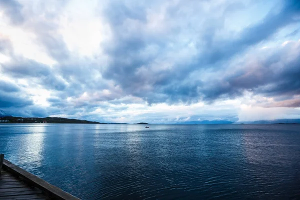 ハシュタ ノルウェーの極地の日の深夜に海と雲のある風景します — ストック写真