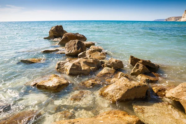 蓝色地中海与闪闪发光的表面和石头在塞浦路斯 — 图库照片