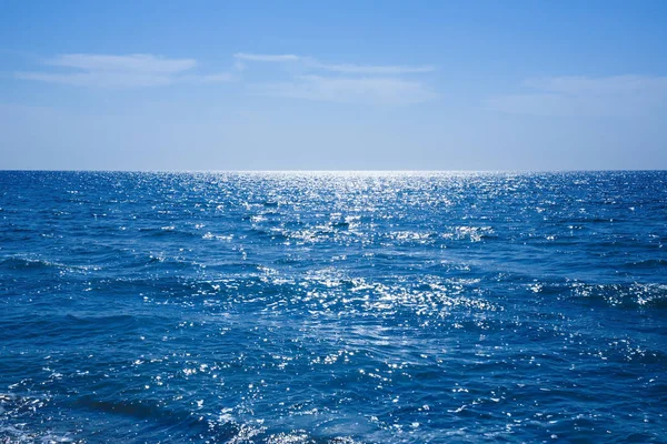 Γαλάζιο Της Μεσογείου Θάλασσας Την Αστραφτερή Επιφάνεια — Φωτογραφία Αρχείου