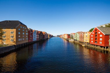 Eski evlerde renkli Nidelva nehir setin Trondheim, Norveç.