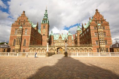 Rönesans Frederiksborg Kalesi (Frederiksborg yuvası, XVII yüzyılda Hillerod, Danimarka - 20 Ağustos 2017 - dış görünümü).