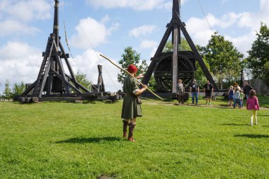 Sundby Lolland, Danimarka - 21 Ağustos 2017 - Orta Çağ Merkezi, deneysel yaşam ortaçağ trebuchet Tarih Müzesi.