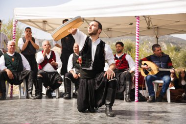 Limnatis, Kıbrıs - 4 Mart 2018 - Kıbrıs dansçı yıllık çiçek açan, geleneksel giysiler içinde badem ağacı Festivali.