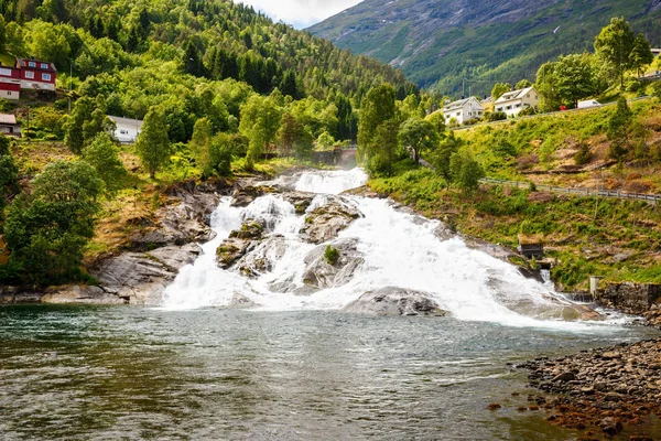 Paisagem Com Montanhas Casas Rio Hellesylt Noruega — Fotografia de Stock