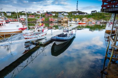 Tipik rorbu ve Lofoten Adaları, Norveç tekneler ile balıkçı köyü Sorvagen görünümünü.