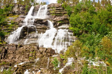Norveç'te Tvindefossen şelale peyzaj.