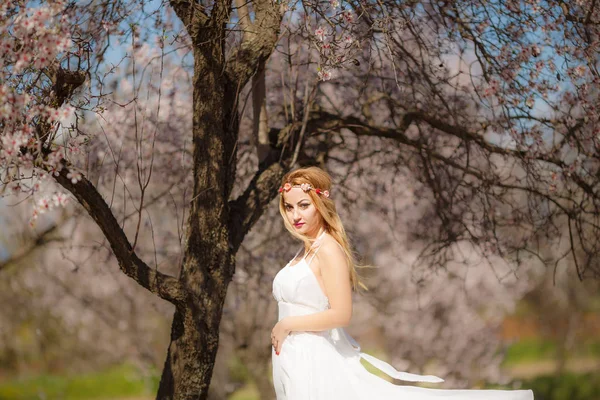 Jovem Bela Mulher Loira Romântica Vestido Branco Jardim Florescente — Fotografia de Stock