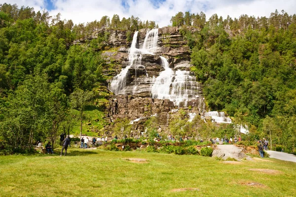 Skulestadmo Norveç Haziran 2018 Manzara Tvindefossen Basamaklı Şelale Turist — Stok fotoğraf