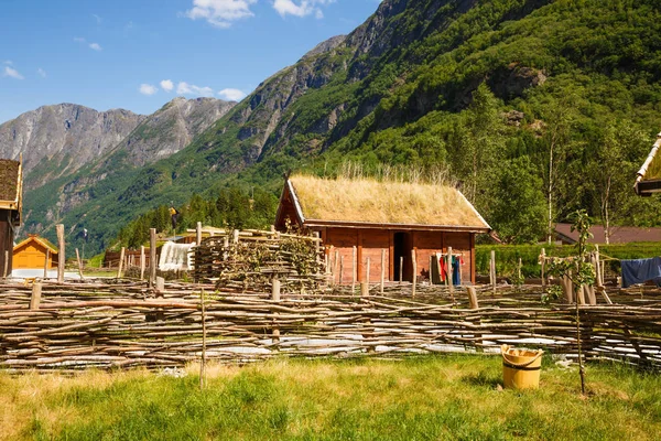 Foto de Pessoas Andando Na Tradicional Aldeia Na Noruega Ao Pôr Do