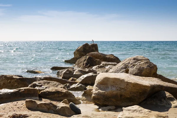 Blå Medelhavet Med Glittrande Yta Och Stenar Cypern — Stockfoto