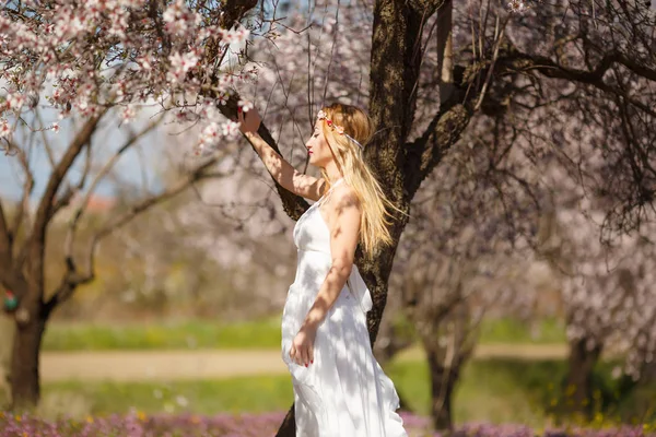 Jovem Bela Mulher Loira Romântica Vestido Branco Jardim Florescente — Fotografia de Stock