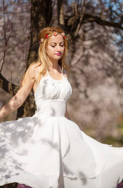 Jovem Bela Mulher Loira Romântica Vestido Branco Jardim Florescente — Fotografia de Stock