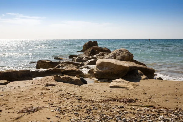 Blaues Mittelmeer Mit Glitzernder Oberfläche Und Steinen Auf Zypern — Stockfoto