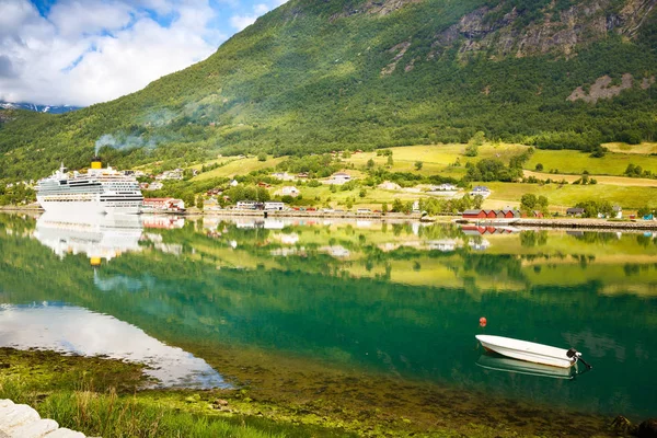 Landschap Met Bergen Cruise Liner Dorp Fjord Noorwegen — Stockfoto