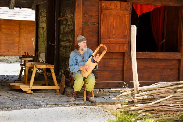 Gudvangen Norwegia Czerwca Muzyk Viking Krajowych Ubrania Muzeum Wioski Wikingów — Zdjęcie stockowe