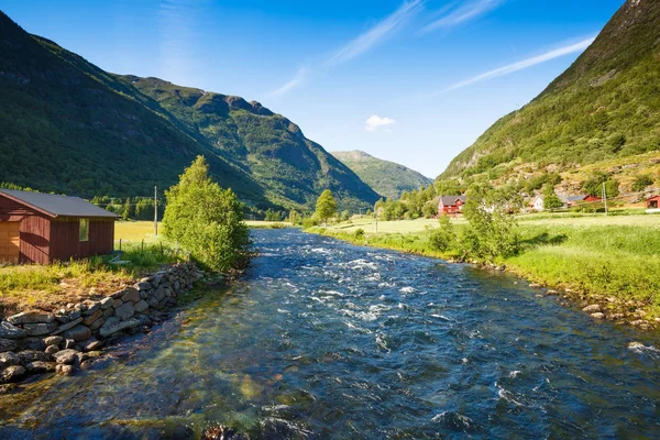 Landschap Met Bergen Dorp Rivier Noorwegen Zonnige Dag — Stockfoto