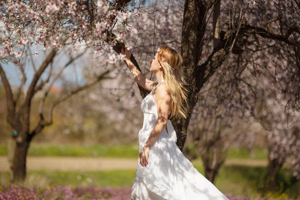 Joven Hermosa Mujer Rubia Romántica Vestido Blanco Jardín Floreciente — Foto de Stock