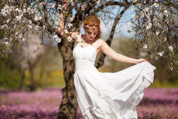 Joven Hermosa Mujer Rubia Romántica Vestido Blanco Jardín Floreciente — Foto de Stock