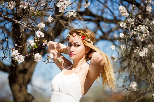 Jonge Mooie Romantische Blonde Vrouw Witte Jurk Bloeiende Tuin — Stockfoto