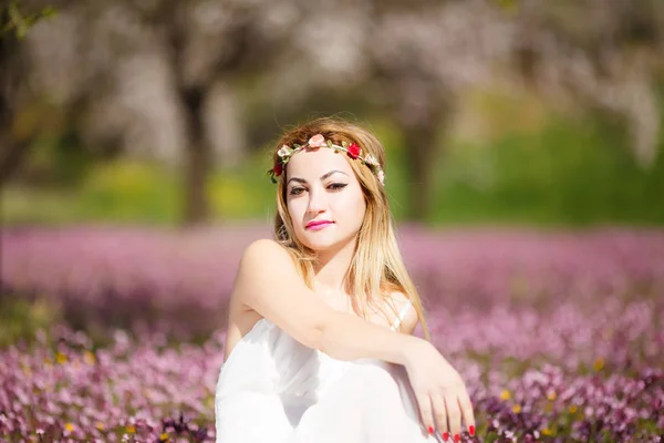 Mladá Krásná Romantická Blondýnka Bílých Šatech Rozkvetlé Zahradě — Stock fotografie