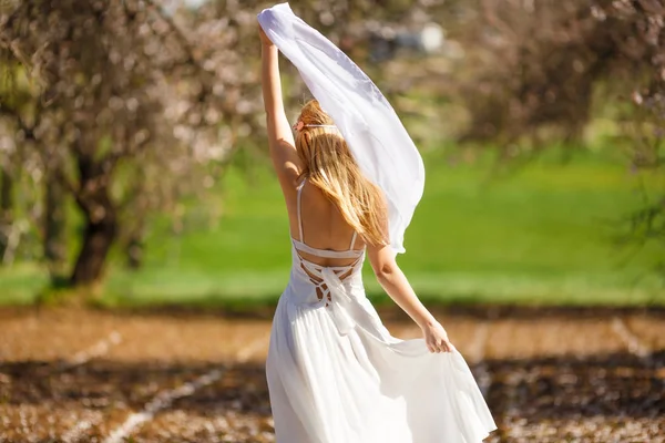 Jovem Bela Mulher Loira Romântica Vestido Branco Jardim Florescente — Fotografia de Stock