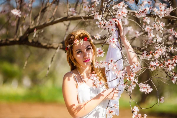 Joven Hermosa Mujer Rubia Romántica Vestido Blanco Jardín Floreciente — Foto de Stock