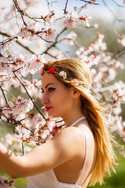 年轻美丽的浪漫金发碧眼的女人在白色礼服在盛开的花园 — 图库照片