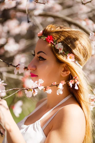 年轻美丽的浪漫金发碧眼的女人在白色礼服在盛开的花园 — 图库照片