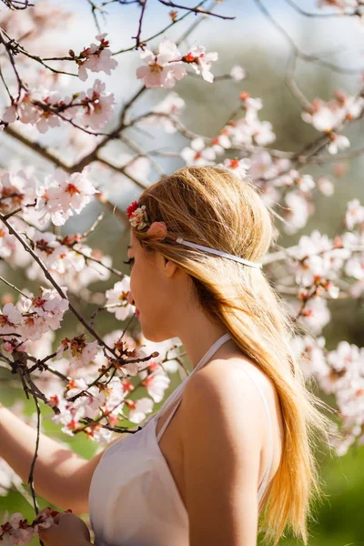 Giovane Bella Donna Bionda Romantica Abito Bianco Giardino Fiorito — Foto Stock