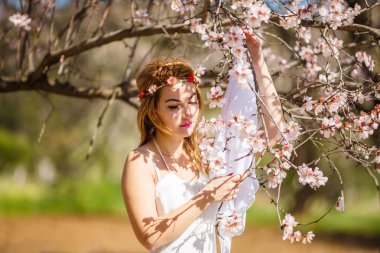 Çiçek bahçe beyaz elbiseli Genç güzel romantik sarışın kadın.