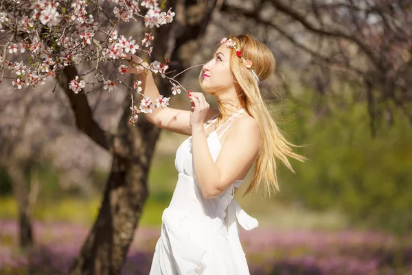 Mladá Krásná Romantická Blondýnka Bílých Šatech Rozkvetlé Zahradě — Stock fotografie