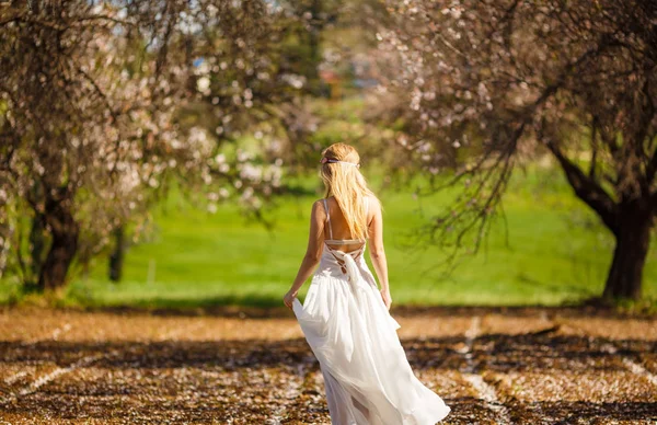 Mladá Krásná Romantická Blondýnka Bílých Šatech Rozkvetlé Zahradě — Stock fotografie