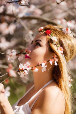 Çiçek bahçe beyaz elbiseli Genç güzel romantik sarışın kadın.