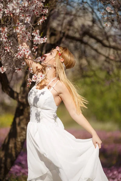 Νέοι Όμορφο Ρομαντικό Ξανθιά Γυναίκα Στο Λευκό Φόρεμα Ανθισμένο Κήπο — Φωτογραφία Αρχείου
