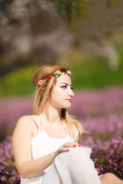 Joven Hermosa Mujer Rubia Romántica Vestido Blanco Jardín Floreciente —  Fotos de Stock
