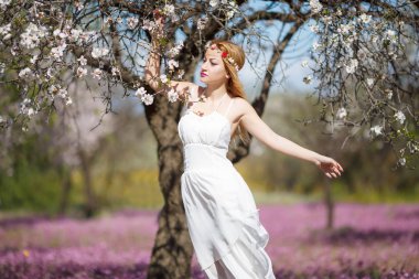 romantik sarışın kadın