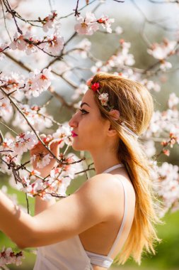 romantik sarışın kadın