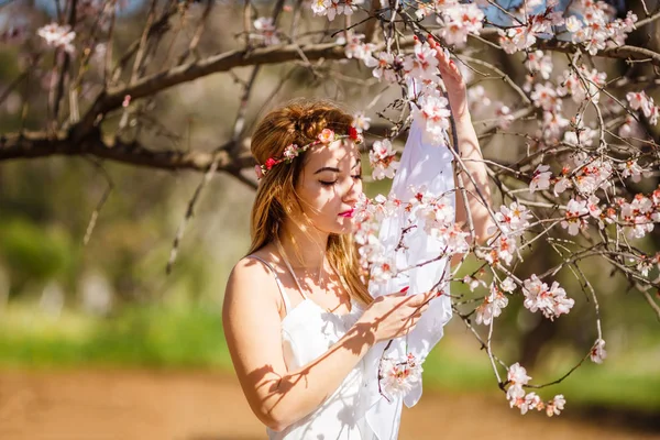 Mujer rubia y flores — Foto de Stock