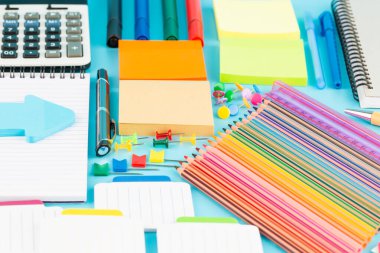 Okula geri dön, mavi arka planda sabit dur..