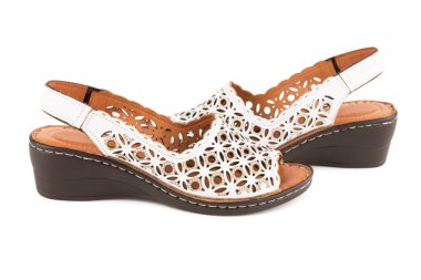 Beyaz arka planda izole edilmiş şık yaz deri ayakkabıları..