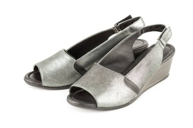 Beyaz arka planda izole edilmiş şık yaz ayakkabıları..