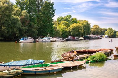 Richmond, Londra, İngiltere 'de birçok teknesi olan Thames Nehri kıyısı..