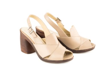 Beyaz arka planda izole edilmiş şık deri ayakkabılar..