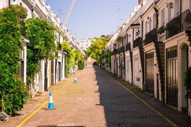 Londra, İngiltere - 26 Ağustos 2019 - Hollanda Park, Kensington bölgesinde beyaz evleri olan cadde.