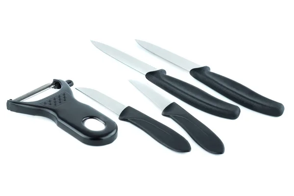Messer Und Gemüseschäler Mit Schwarzen Plastikhaltern Isoliert Auf Weißem Hintergrund — Stockfoto