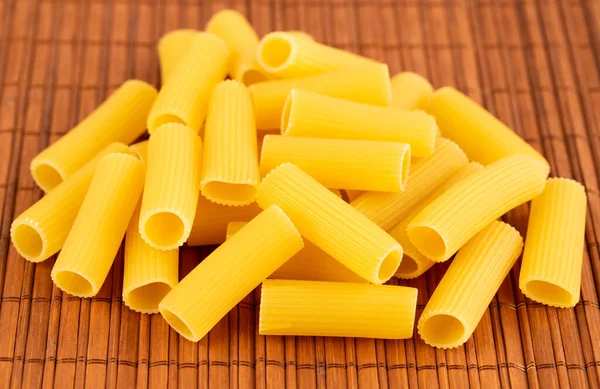 Der Haufen Rigatoni Nudeln Auf Der Braunen Bambusmatte — Stockfoto