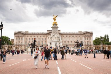 Londra, İngiltere - 8 Ağustos 2019 - Buckingham Sarayı, İngiliz Kraliçesinin Evi, Devlet Odaları ve Londra Victoria Anıtı. Pek çok turist etrafta dolaşıp fotoğraf çekiyor..