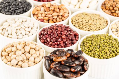 Seramik kaselerde farklı fasulye ve mercimek koleksiyonu..
